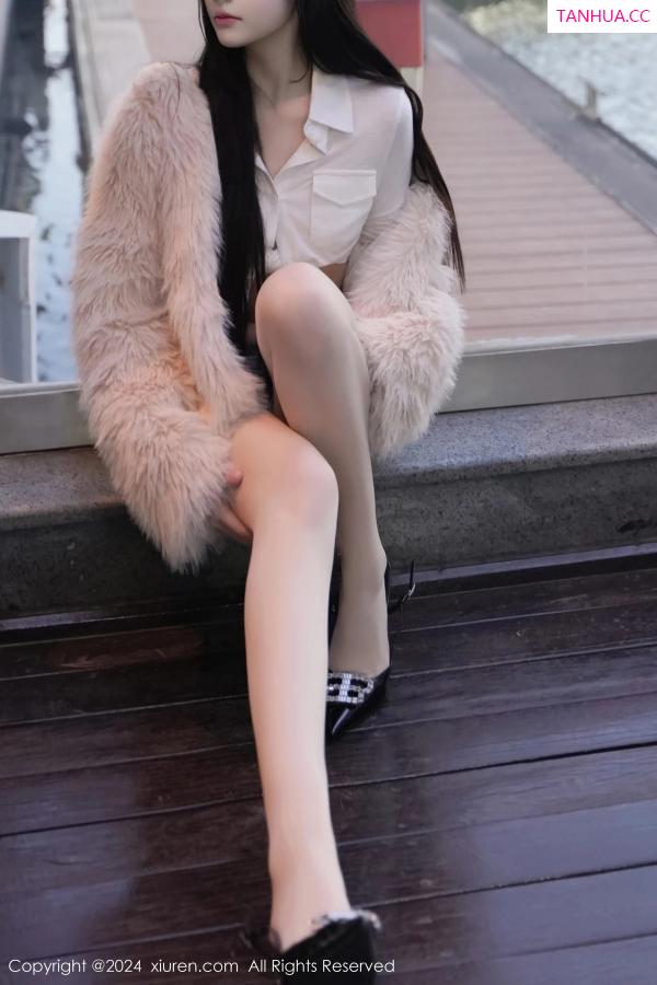   [XiuRen]高清写真图 2024.03.20 No.8261 龙雪儿 清纯美腿第35张图片